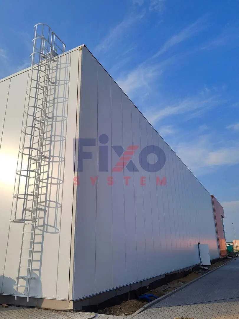 FIXO SYSTEM – Außenleiter mit Rückenschutz an einer Halle