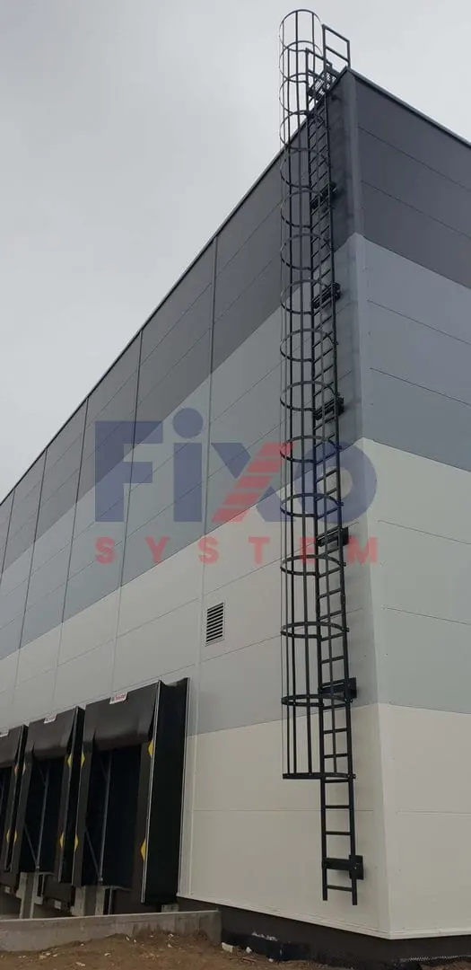 FIXO SYSTEM – Leiterlauf an einer Hallenfassade