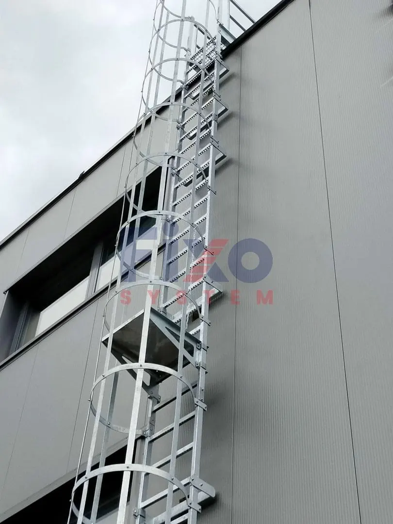 FIXO SYSTEM – Rückenschutz entlang der Fassade