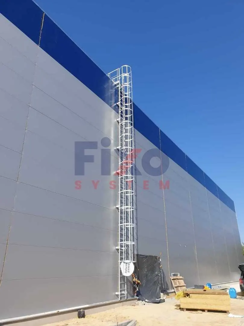 FIXO SYSTEM – Dachzugang an einem Hallenbau