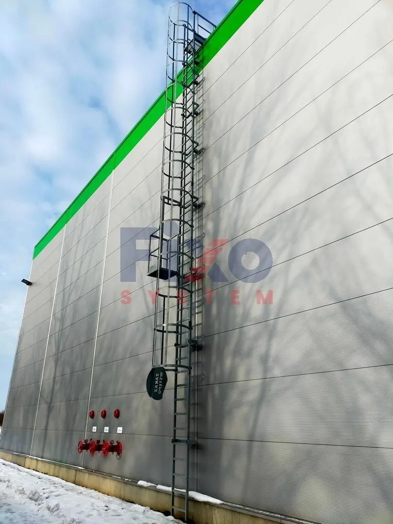 FIXO SYSTEM – Außenleiter an einer Betonfassade