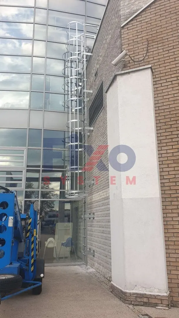 FIXO SYSTEM – Leiteranlage an einem Gebäudekomplex