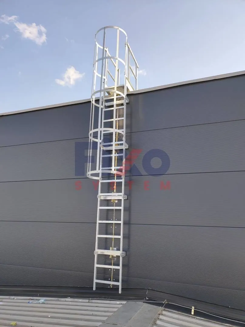 FIXO SYSTEM – Steigleiter mit Rückenschutz