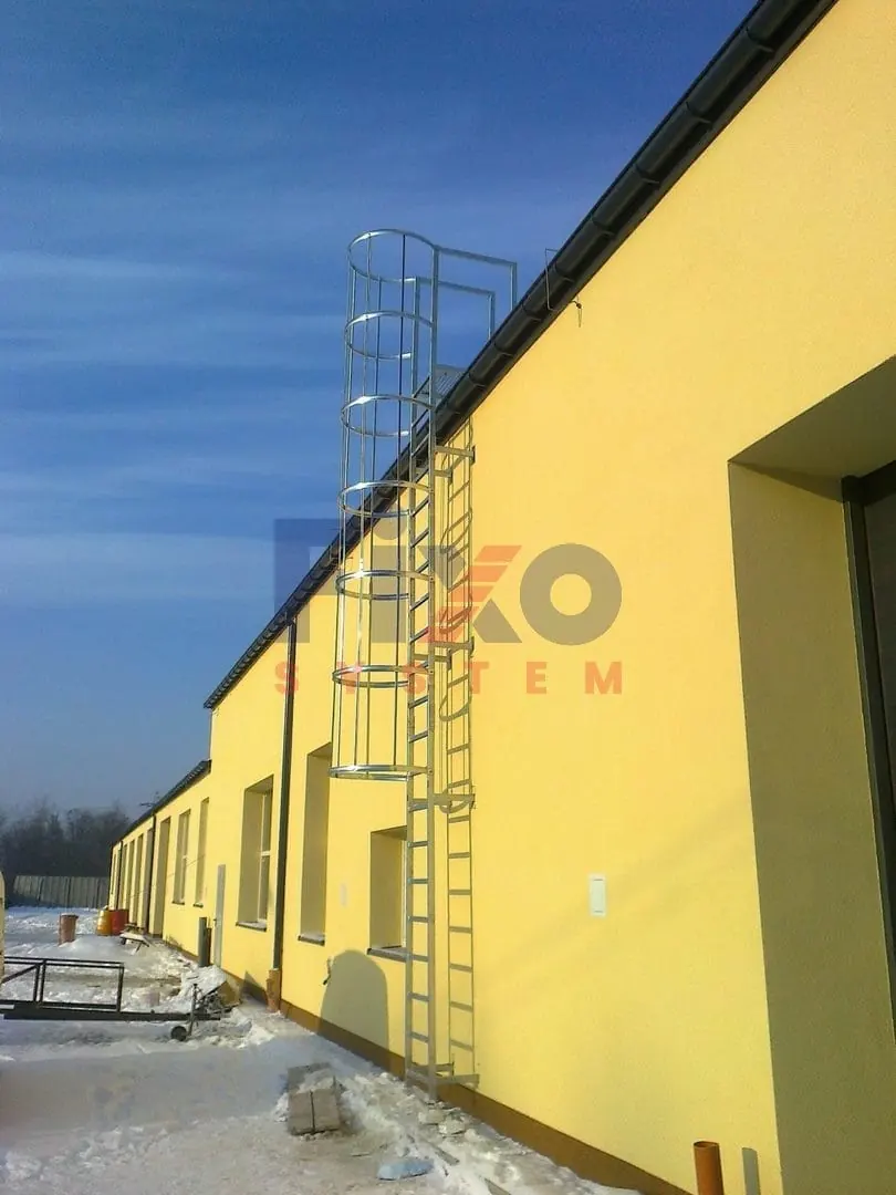 FIXO SYSTEM – Langer Leiterlauf am Hallengebäude